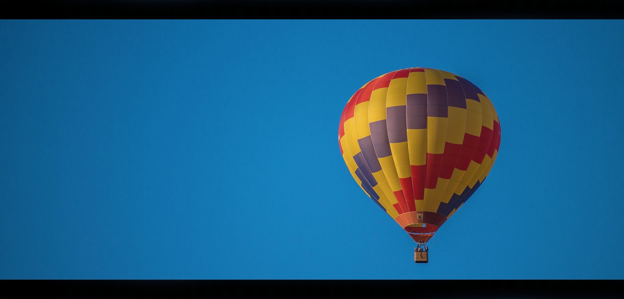 gambar balon udara yang diambil dari jauh