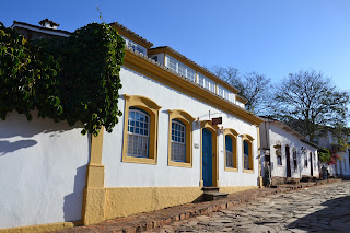 casario antigo em rua de pedra  