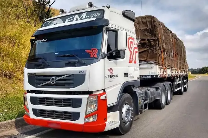 Volvo FM 6x2 com carreta dois eixos da Reboco Transportes