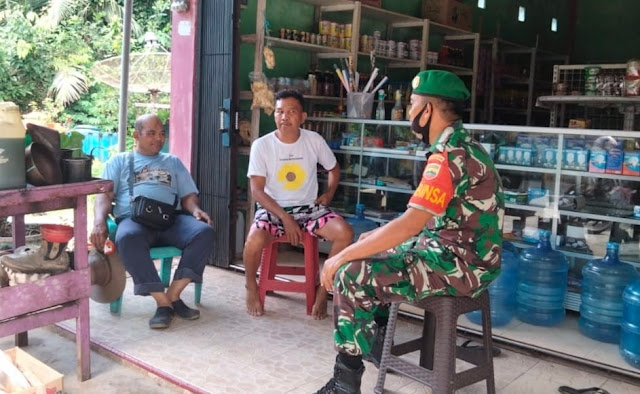 Lakukan Komsos Dengan Pemilik Usaha Kelontong, Babinsa Dedi Sumaedi Minta Menerapkan Prokes