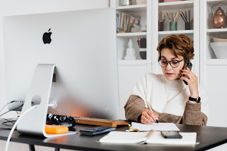 A woman at a desk and computer | Commercial collection agency Michigan