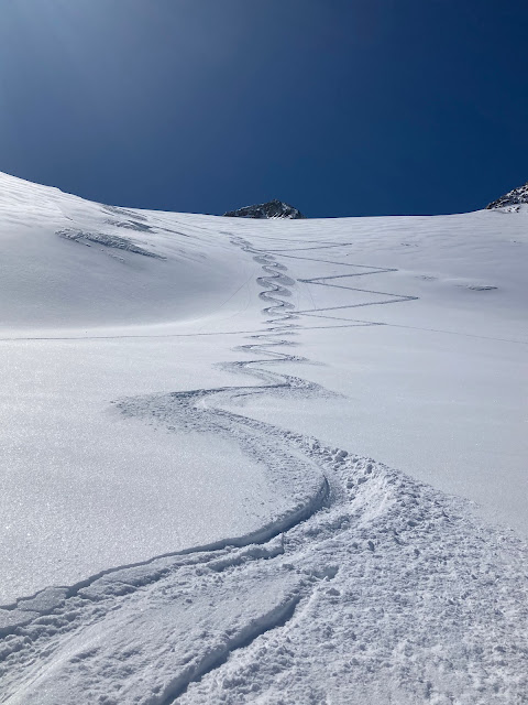 Neve polverosa in alta Val Senales. (Foto: Guida alpina Ludwig Gorfer, 27.04.2022)
