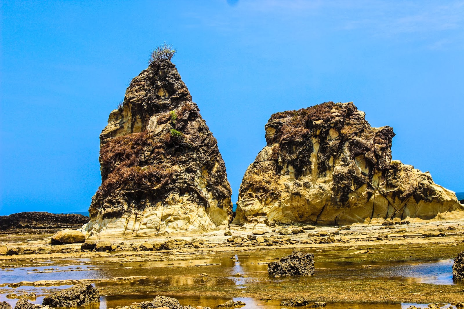 Jejak Negeri Karang Kembar di  Pantai  Tanjung  Layar