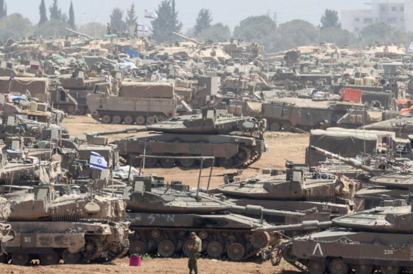 Tanques de Israel em local não informado perto da fronteira com Gaza: com as quatro mortes no bairro de Zeitun, FDI já somam 271 baixas no conflito mais letal para as forças israelenses desde a guerra do Líbano em 2006 | Foto: EFE/EPA/ABIR SULTAN