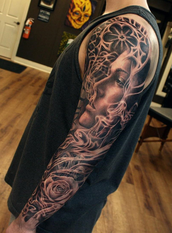 Sleeve tatuagem que joga com o misterioso efeito. Você pode ver uma mulher com a fumaça saindo f sua boca, como se faz em outros objetos que a rodeiam, tais como flores e relógios. 