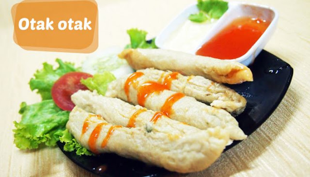 Resep Cara Membuat Otak-Otak Bakar Ikan Tenggiri Yang Enak Kesukaan dari Anak-anak Sampai Orang Dewasa, Daripada Anak Jajan Diluar Lebih Baik Buat Otak-otak Di rumah Pastinya Lebih Higenis dan Dijual Juga Bakalan Untung Banget     Bahan-Bahan Untuk Membuat Otak-Otak Bakar Ikan Tenggiri Yang Enak:      Sediakan daging ikan tenggiri 1/2 kg.     Sediakan tepung sagu 75 gram.     Sediakan santan kental 200 cc.     Sediakan putih telur 50 cc.     Sediakan gula pasir 75 gram.     Sediakan merica 1/2 sdt.  Bumbu Yang Dihaluskan:      Sediakan bawang putih 2 siung.     Sediakan bawang merah 1 siung.     Sediakan bawang daun 50 gram.     Sediakan garam sesuai kebutuhan.     Sediakan daun pisang secukupnya.  Cara Memasak Otak-Otak Bakar Ikan Tenggiri Yang Lezat:      Campurkanlah semua bahan untuk membuat otak-otak dengan telur sampai tercampur rata. setelah itu adonan dibungkus dengan memakai daun pisang kedua ujungnya lalu tusuk dengan memakai tusukan gigi. kemudian panggang sampai matang lalu angkat dan hidangkan.     Cara memanggang, untuk arang tidak boleh memakai bara api yang begitu besar, supaya dapat membakarnya dengan wajan anti lengket.  Nah, bagaimana? gampang sekali bukan resep cara bikin otak-otak bakar ikan tenggiri yang enak ini? anda bisa mencoba membuatnya dirumah dengan racikan anda sendiri. Dan apabila ada bahan-bahan yang mungkin tidak anda sukai anda bisa menggantinya dengan bahan-bahan yang lain. Mungkin cuman itu resep yang bisa saya bagikan kali ini semoga bisa bermanfaat untuk anda semua. 