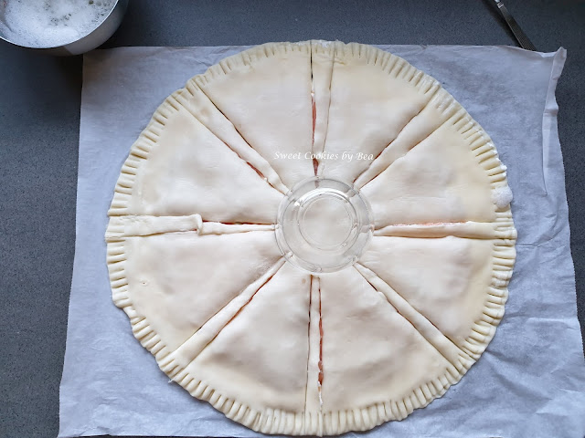 Pastel hojaldrado de salmón y queso crema