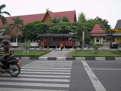 Zebra cross di depan taman rekreasi kaca mayang pekanbaru