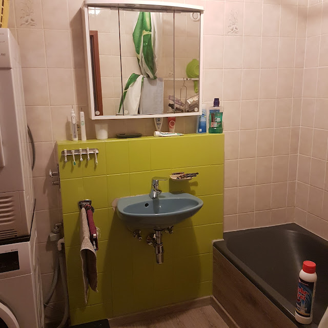 Bisher war unsere Badewanne in schiefergrau lackiert mit dem Lack der Firma Résinence und der Fliesenspiegel in grüner Farbe von Créasine gestrichen und das Waschbecken blau lackiert.