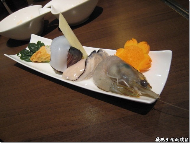台北新光三越-紅豆食府●壽喜燒。鍋物的「綜合海鮮 」，擺設的很好看呢！煮鮮蚵的時候建議要煮熟一點，否則像我大概主了20秒就撈起來，外面熱的但裡面還是冰的，就當作是在吃生蠔囉！