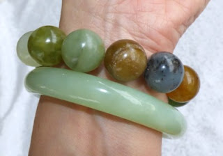 https://yingyujade.com/collections/jade-bead-necklaces-bracelets/products/big-bold-beautiful-chinese-river-jade-bead-bracelet