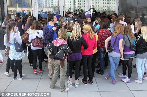 justin bieber concert 2011 pictures_18. Justin Bieber avoids his fans by sneaking in the back door