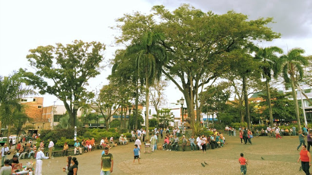 parque principal de bello donde se reúne la gente a conversar en las tardes