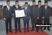 Rapat Paripurna DPRD dan Penandatanganan Persetujuan Raperda diantara Eksekutif dan Legislatif Kabupaten Sampang.