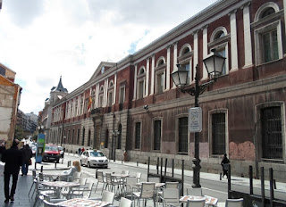 Edificio de dos plantas de estilo clasico y amplia fachada.