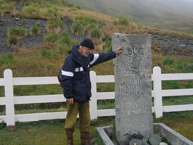 Manfred Marktel davanti alla tomba dell'esploratore Sir Ernest Henry Shackleton a Grytviken.