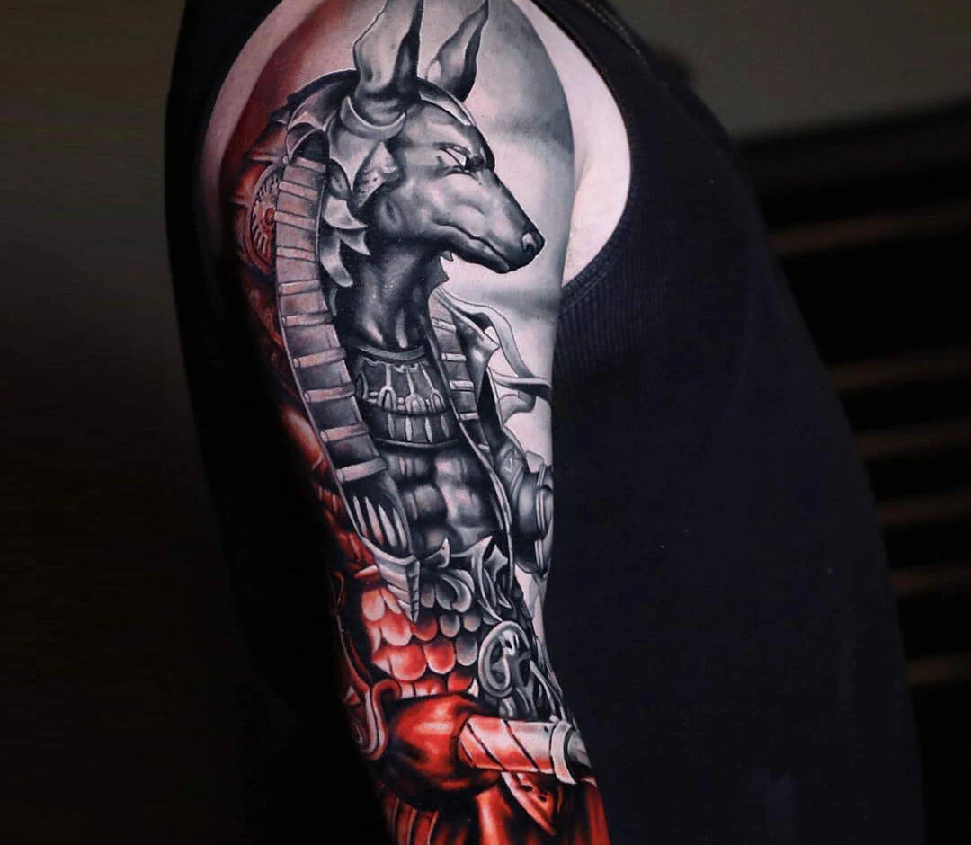 Tatuajes de Anubis en el brazo