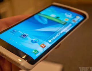 Samsung to release a smartphone with a curved screen in October