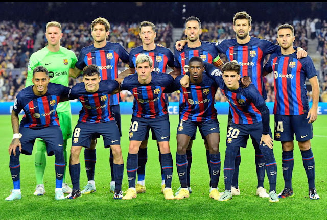 F. C. BARCELONA. Temporada 2022-23. Ter Stegen, Marcos Alonso, Robert Lewandowski, Sergio Busquets, Gerard Piqué, Eric García. Raphinha, Pedri, Sergi Roberto, Ousmane Dembélé, Gavi. F. C. BARCELONA 3 F. C. INTERNAZIONALE MILANO 3 Miércoles 12/010/2022, 21:00 horas. Liga de Campeones de la UEFA, fase de grupos, Grupo C, jornada 4. Barcelona, Nou Camp: 92.302 espectadores. GOLES: 1-0: 40’, Ousmane Dembélé. 1-1: 50’, Nicolò Barella. 1-2: 63’, Lautaro Martínez. 2-2: 82’, Robert Lewandowski. 2-3: 89’, Robin Gosens. 3-3: 90+2’, Robert Lewandowski.