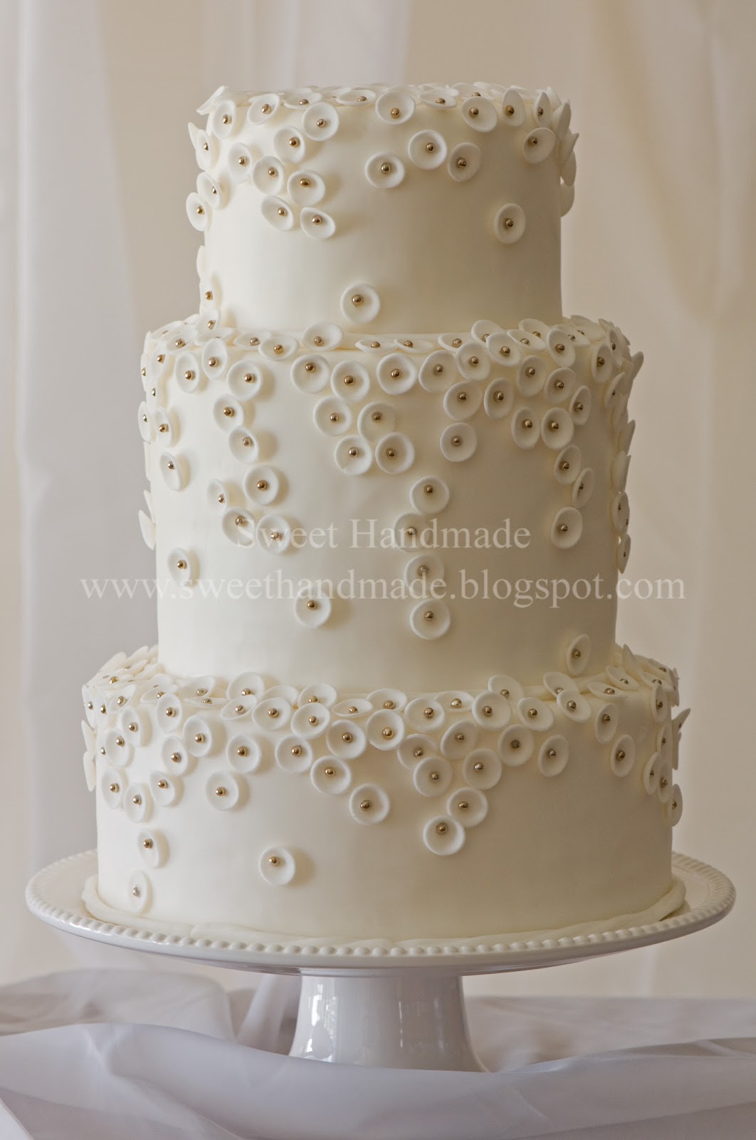 yet beautiful wedding cake