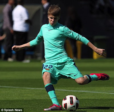 justin bieber barcelona football. Bend it like Bieber: Justin