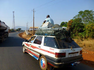 Vollbeladenes Auto in Guinea