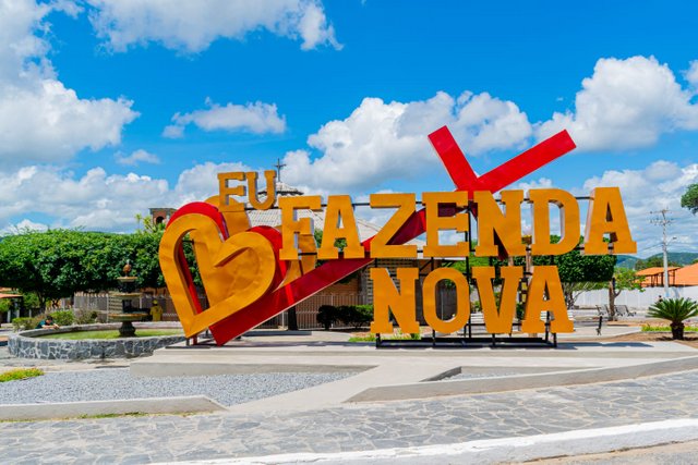 Letreiro na entrada de Fazenda Nova faz sucesso durante a Semana Santa