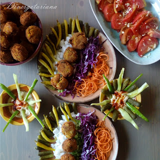 Mesa con menú de celebración a base de falafel