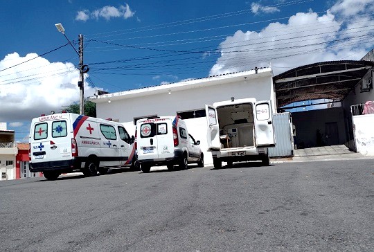 JOVEM É BALEADO POR ENCAPUZADOS EM QUEIMADAS