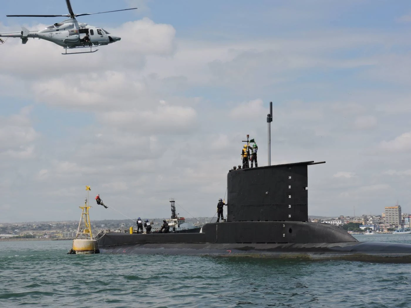 MANTA, Manabí. Personal de la Armada ayer durante el simulacro de rescate de un herido desde el submarino Shyri.