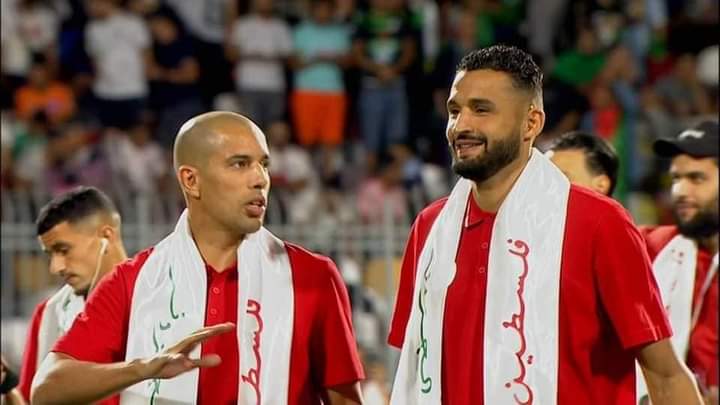 لاعبو المنتخب الجزائري بالكوفية الفلسطينية
