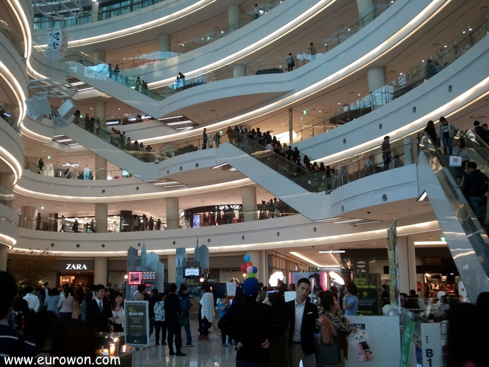 Interior del centro comercial Times Square en Seúl