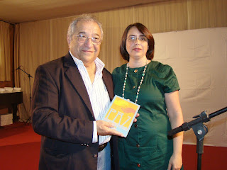 Foto 3: Professor Vicente Madeira, Pró Reitor de Pós-graduação, Pesquisa e Extensão da Unifeso, recebe o livro ´Antologia Poetas da Escola’ das mãos da Secretária de Educação Magali Tayt-Sohn