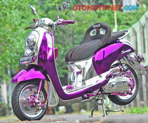 Foto Modifikasi Honda Scoppy modif kalem full krom dengan krom warna ungu disekujur bodinya begitu juga komponen lainnya sampai tutup oll mesin krom warna ungu biar ceper menggunakan pelek mono-blok ring 12 serta dipasang arm Honda PCX versi Thailand dicustom ulang bersanding knalpot freeflow label X-Speed 