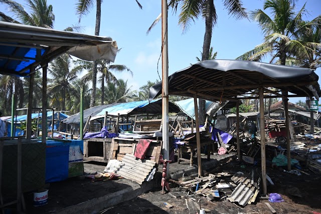 Warga Pemilik Warung Ceritakan Detik-Detik Gelombang Tinggi Terjang Pantai Suwuk