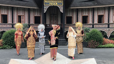 Pengen Hunting Foto dengan Objek Pakaian Tradisional Minang,  Ayo Kunjungi PDIKM!