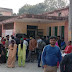 तहसीलों से आए रैबिस इंजेक्शन लगवाने के लिए जिला अस्पताल में लम्बी लाईनों में खड़े होने को मजबूर मरीज 