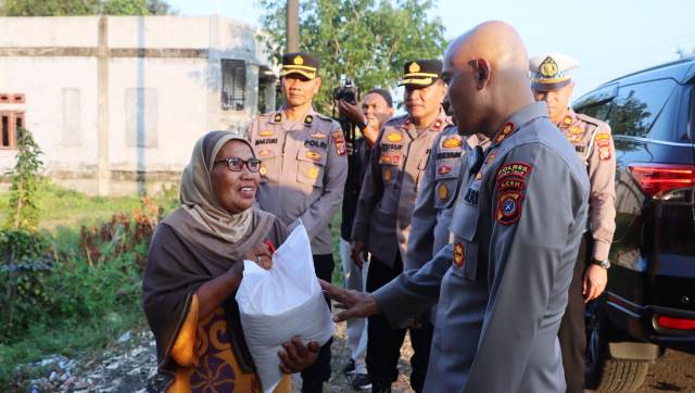 Bulan Ramadhan, Kapolres Aceh Timur Door To Door Salurkan Bantuan Kemanusiaan