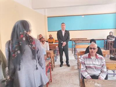 مدير عام تعليم الكبار بالقاهرة يتابع سير امتحانات فصول تكافل وكرامة والمدرسين معينين