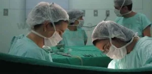لماذا يرتدي الأطباء والممرضين ملابس خضراء في غرفة العمليات؟
