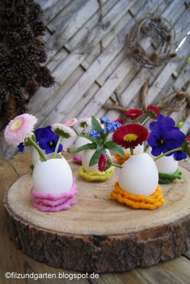 DIY Osterdeko: Mini-Vasen aus Eiern mit bunten Filzschnüren und Frühlingsblumen