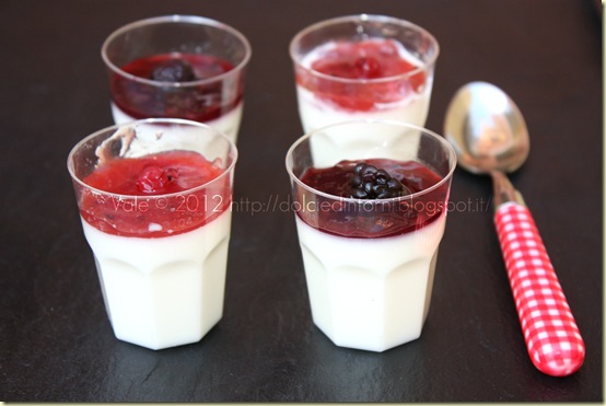 Panna cotta alla confettura di ribes rosso e frutti di bosco