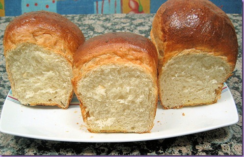 pan de mantequilla y leche cortado