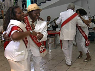 Integrantes de escolas comemoram Dia Nacional do Samba em SP