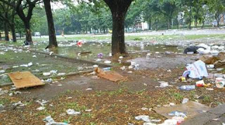 Area Stadion GBK Penuh Sampah Pasca Peringatan HUT PGRI 