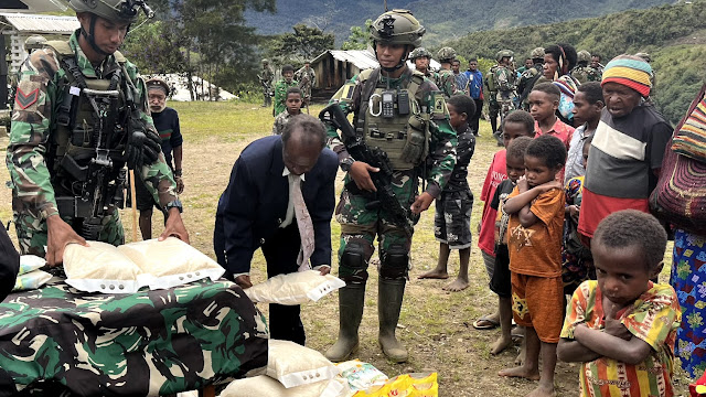 Langkah nyata Prajurit Lintas Udara Yonif 432/WSJ Kostrad hadir di tengah masyarakat Distrik Mbua.