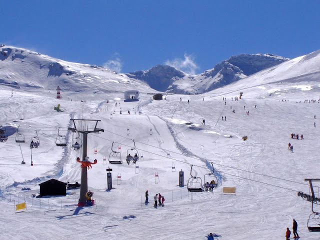 W Sierra Nevada na nartach, na desce a może w bikini