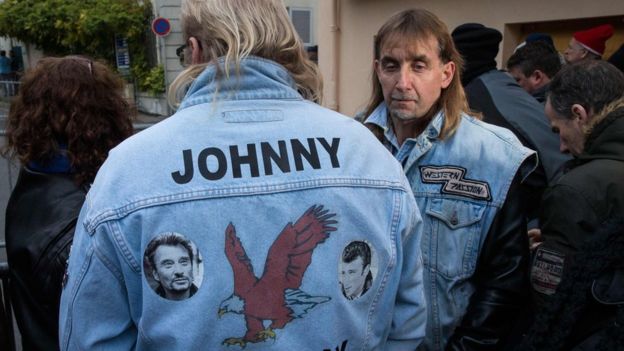 Banyak Orang Berkumpul Untuk Johnny Hallyday di Prancis