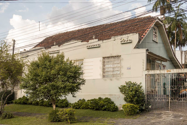 Casa de madeira com frente de material