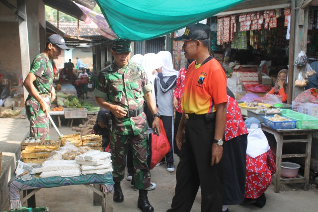 PRAJURIT TNI KODIM 0726 SUKOHARJO SERANG PASAR BULU KAB SUKOHARJO